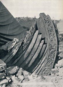 Loď Oseberg v kopci, zobrazující řezbu na stonku a zábradlí, 1935 od Unbekannt