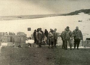 Strana, která vystoupila na horu Erebus opouštějící chatu, 1908, 1909. od Unbekannt