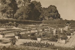 Ticho holandské zahrady v Kensingtonském paláci střežené zamčenými branami, c1935. od Unbekannt