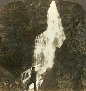 Sevle Falls, temperamentní a cákající, poblíž hotelu Stalheims, Naerodal, Norsko, c1905. od Unbekannt
