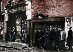 Obležení Sidney Street, Whitechapel, Londýn, 1911, 1935. od Unbekannt