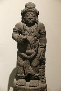 Victoria and Albert Museum. Postava strážce z epického dramatu. Sopečný kámen. Indonésie (Východní Jáva). 1400-1500. Období Majapahit. Spojené království od Unbekannt