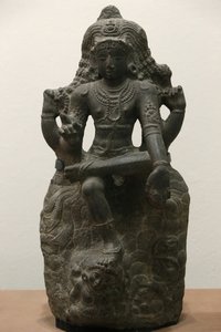Victoria and Albert Museum. Shiva jako Dakshinamurti. 1200-1300. Pozdní období choly. Žula. Jižní Indie (Tamilnádu). Spojené království od Unbekannt