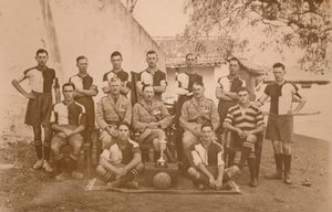 Fotbalový tým mladých vojáků prvního praporu, Queens Own Royal West Kent Regiment. P od Unbekannt