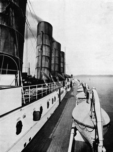 Lodní paluba Lusitania, ukazující záchranné čluny, 1915 od Unbekannt