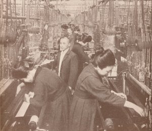 Rušný interiér vzkvétající továrny na hedvábí v Japonsku, 1907 od Unbekannt