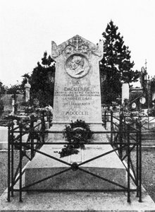 Náhrobek Louise Daguerra, francouzského průkopníka fotografie Gravestone v Bry-sur-Marne Louis Jacques Mande Daguerre (1787-1851) od Unbekannt