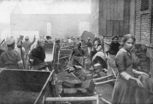 Obyvatelé Caudry přicházejí hledat jídlo od britské armády, Francie, 1918 od Unbekannt