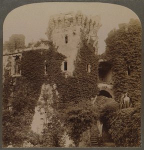 Břečťanem oděné věže hradu Raglan, poslední pevnost Karla I., Monmouthshire, Anglie, c1 od Unbekannt