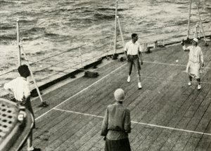 Jejich Veličenstva, ve hře o palubě Quoits na palubě H.M.S. Renomé, 1927, 1937. od Unbekannt
