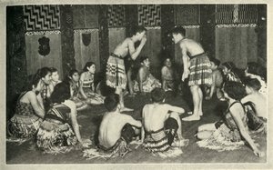 Tyto maorské děti v Native School, Whakarewarewa, hrají ruční hru, c1948. od Unbekannt