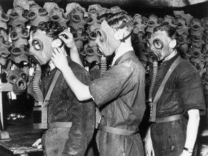 Tři muži v plynových maskách, c 1930 od Unbekannt
