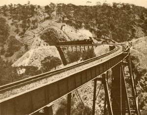 Vlak projíždějící přes viadukt, Mount Lofty Range, Jižní Austrálie, 1930. od Unbekannt