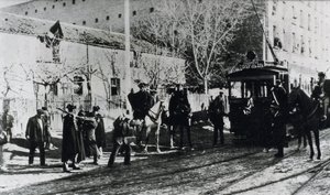 Tramvajová stávka v Madridu, civilní stráž útočí na stávkující, kteří se snaží zastavit tramvaj, zveřejněno v časopise "Nuevo Mundo", prosinec 1919 (černobílá fotografie) od Unbekannt