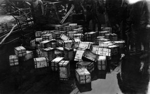 Přeprava 14 000 000 £ drahých kovů na britské bitevní lodi HMS Malaya, 1940 od Unbekannt