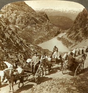 Cestující na horské silnici přes divokou rokli Seljestad, Norsko, c1905. od Unbekannt