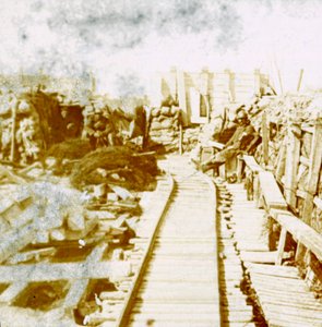 Příkopy a železniční trať, Yser jih, Diksmuide, Belgie, c1914-c1918 od Unbekannt