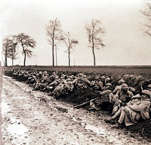 Vojska odpočívající u silnice, severní Francie, c1914-c1918 od Unbekannt