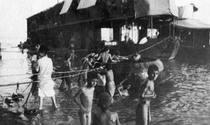 Dvoupatrová bárka používaná k přesunu britských jednotek proti Tigridu z Amarah do Bagdádu, 1918 od Unbekannt