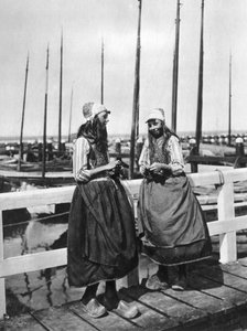 Dvě dívky na přistávací ploše, Marken, Nizozemsko, c1934 od Unbekannt
