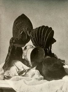 Dvě hedvábné kalaše, jezdecká čepice, kvakerská čepice, čepice, rukavice a sukně, 18. století, 1937. od Unbekannt