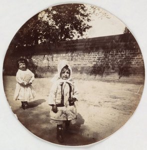 „Dvě malé děti kráčející podél zdi“, vers les annees 1890 od Unbekannt