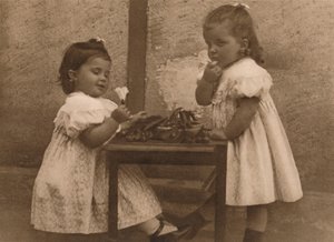 Dvě mladé dívky u stolu, 1937. od Unbekannt