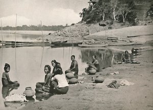 Typická scéna na břehu řeky na velkém Irrawaddy – ženy koupající se a čerpající vodu, 1900. od Unbekannt