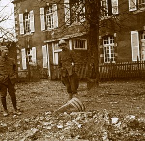 Nevybuchlá střela 380, Verdun, severní Francie, c1914-c1918 od Unbekannt