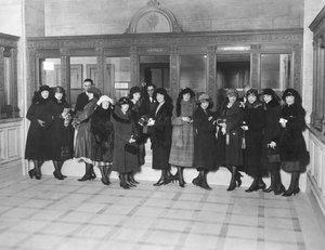 Spojené státy americké: kolem roku 1926 Skupina žen stojící u okének 