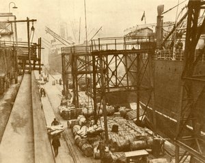 Vykládání Foodships v Royal Albert Docks, Londýn, c1930. od Unbekannt
