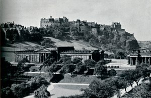 Pohled na skotskou národní galerii a hrad Edinburgh, c1945 od Unbekannt