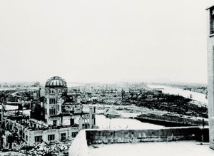Pohled na město Hirošima po výbuchu atomové bomby: ruina zemědělského výstavního paláce od Unbekannt