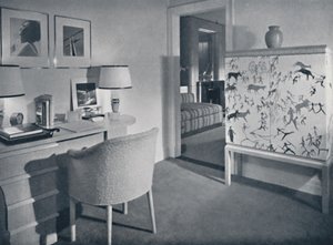 W. & J. Sloane. Fotografové hobby místnost zobrazující stůl z přírodního dubu, ručně tkaný potah na t. t od Unbekannt