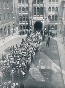 Čekání na vstup do Guildhall na první velké setkání pana Asquitha, 1914 od Unbekannt