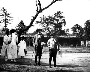 Západní návštěvníci Koreje, 1900 od Unbekannt