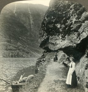 Tam, kde se cesta plíží pod vyčnívajícími útesy u vod Nerofjordu, Norsko, c1905. od Unbekannt