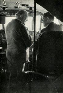 Winston Churchill mluví s kapitánem Shakespearem z létajícího člunu Berwick, c1939-c1944 1946. od Unbekannt