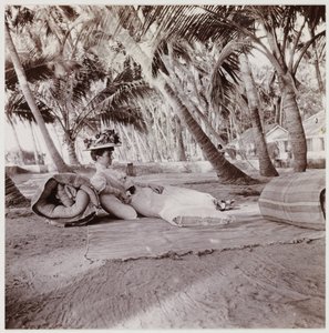 Žena ležící pod palmami, c 1911 od Unbekannt