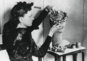 Žena vyrábějící klobouk z dřevěných hoblin, Němci okupovaná Francie, duben 1941 od Unbekannt