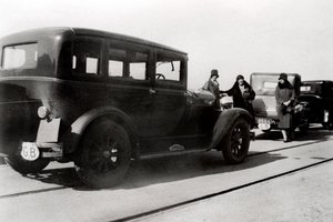 Ženy a zaparkovaná auta, 1930 od Unbekannt