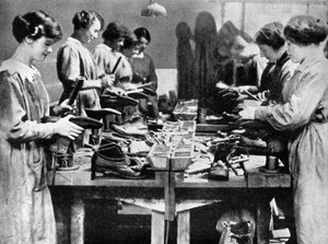 Dámské ševce opravující obuv pro válečné úsilí, 1914-1918 1936 od Unbekannt