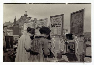 Ženy při pohledu na stroje „Co viděl Butler“, c 1910 od Unbekannt