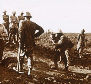 Zraněný voják, Haute Chevauchée, severní Francie, c1914-c1918 od Unbekannt