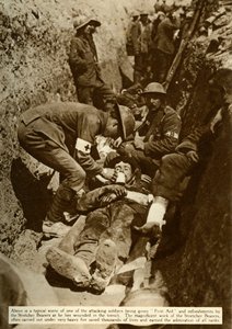 Zraněný voják ošetřovaný v zákopech, bitva na Sommě, první světová válka, 1916, 1935. od Unbekannt