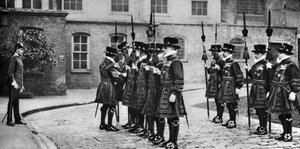 Yeomen Warders na přehlídce v Tower of London, 1926-1927 od Unbekannt