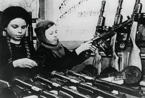 Mladé dívky sestavující kulomety v ruské továrně, 1943 od Unbekannt