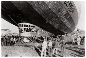 Zeppelin LZ 127 Graf Zeppelin po přistání, 1933 od Unbekannt