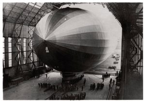 Zeppelin LZ 127 Graf Zeppelin vstupuje do hangáru, 1933 od Unbekannt