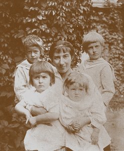 Zinaida Serebriakova se svými dětmi, 20. léta 20. století od Unbekannt